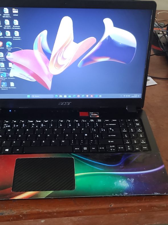 Vendo Laptop Acer (usado buen estado) razen 3, 12 GB de Ram